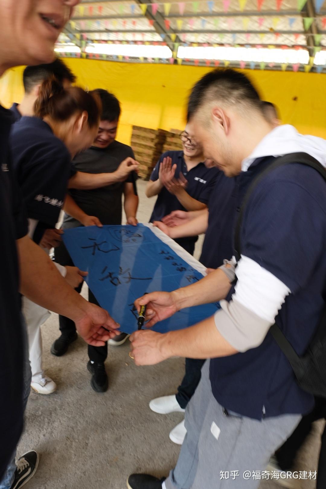 摔跤小组赛上演强强对话，闽南貔貅队读秒扳平东城灰熊队，团队配合流畅；精神属性拉满的简单介绍